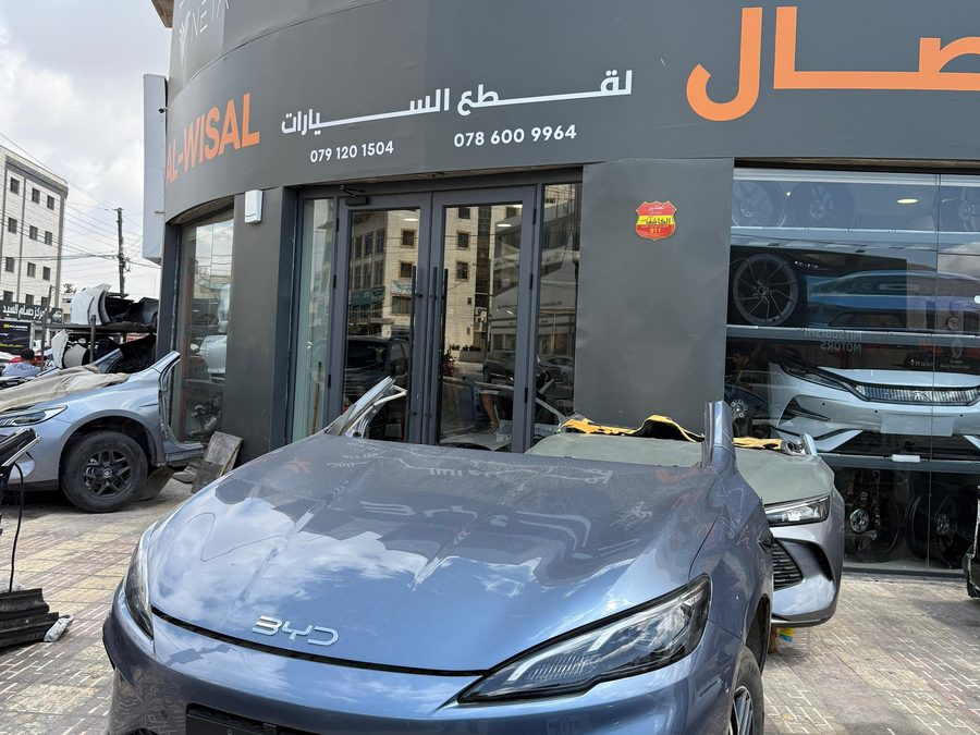سيارة بي واي دي أمام واجهة المحل